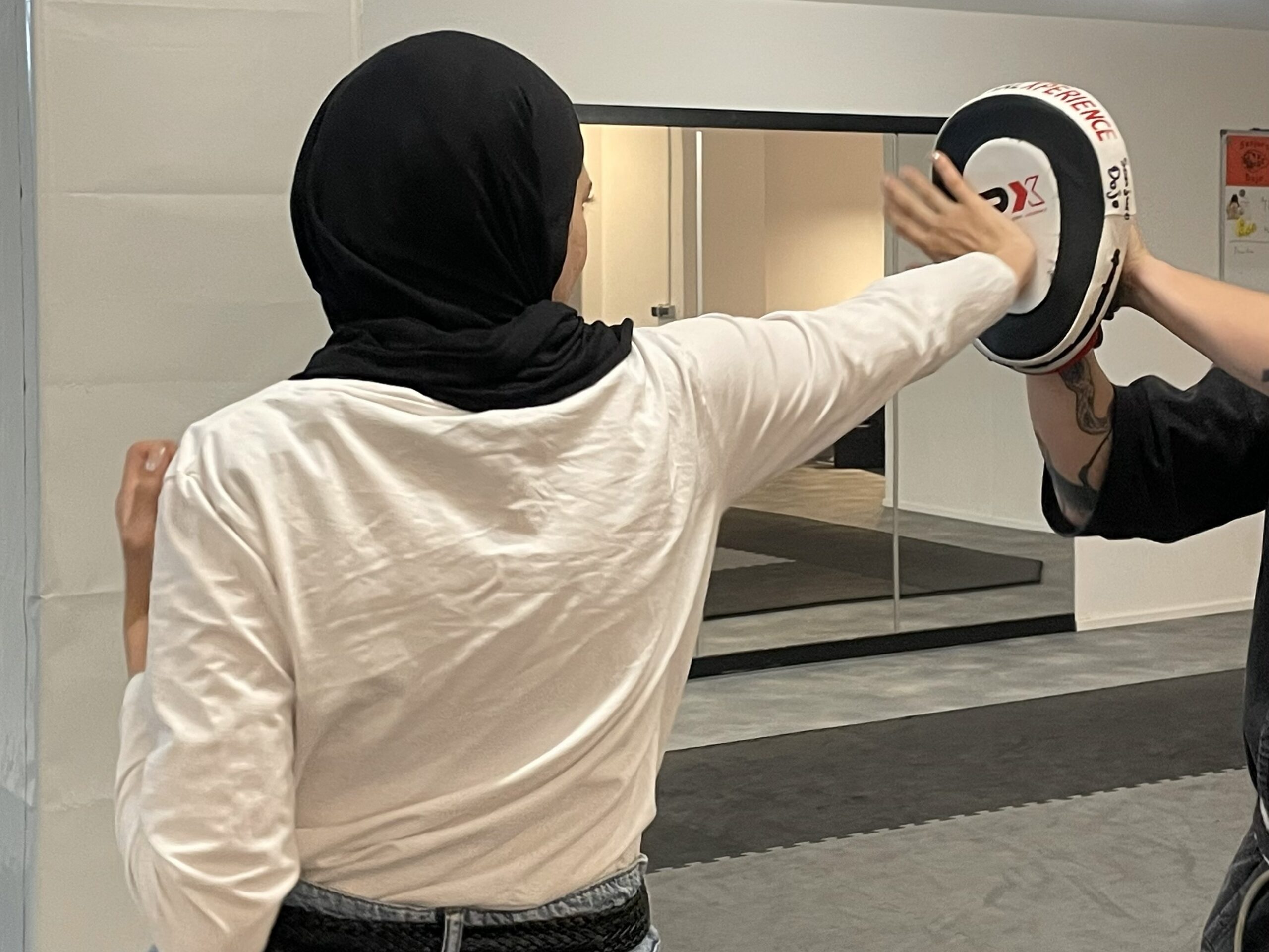 Im Selbstverteidigungskurs lernen Frauen Technik und Selbstvertrauen